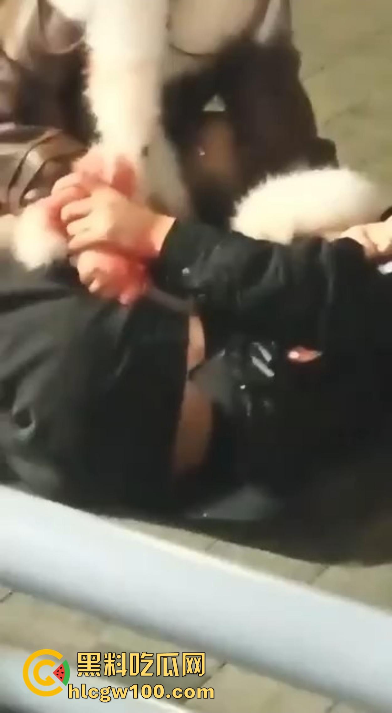 渭南吾悦广场上演新年第一刀 女子发现老公跨年聊骚 当街怒拿水果刀三刀见血 警察赶到直接按翻在地！  第4张