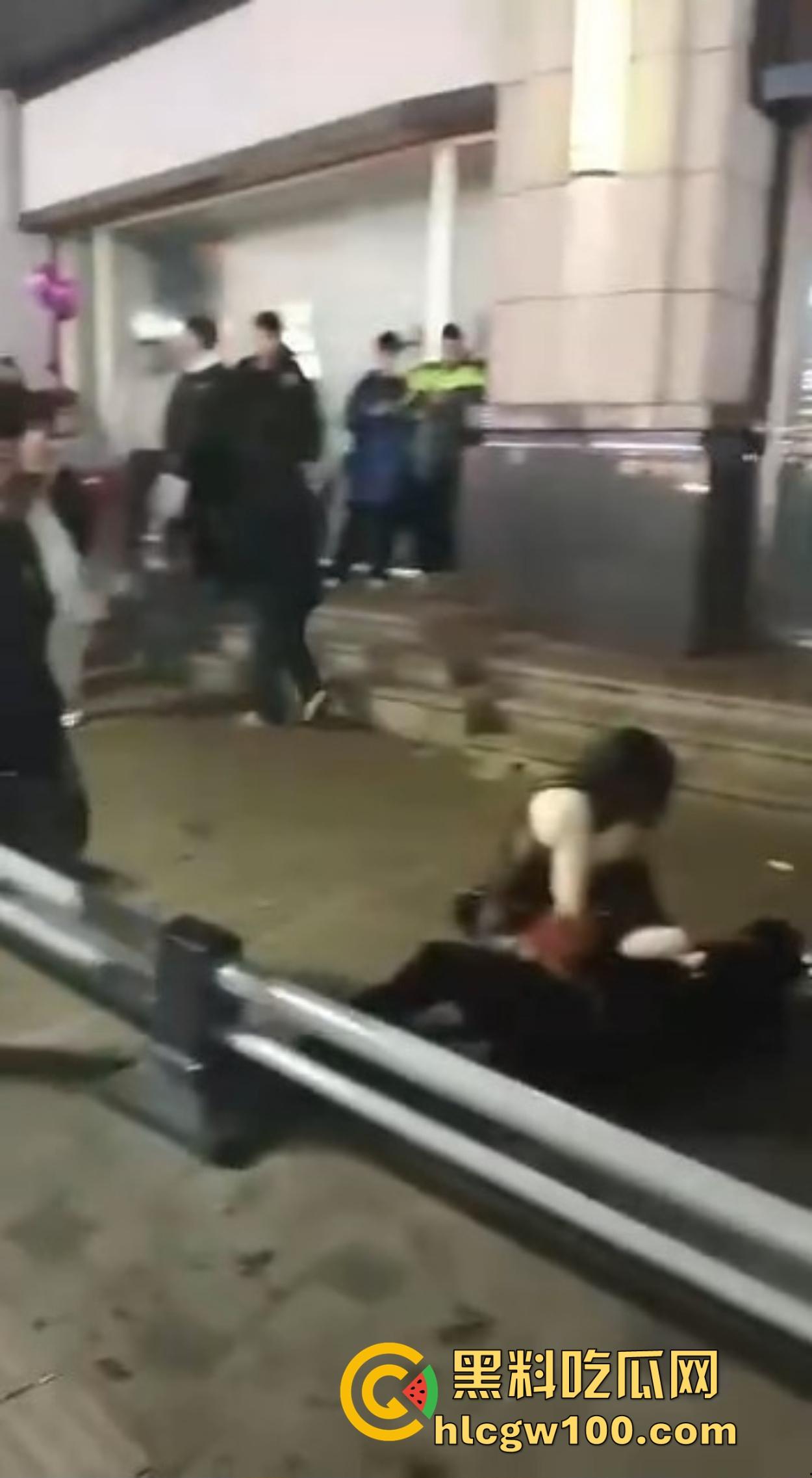 渭南吾悦广场上演新年第一刀 女子发现老公跨年聊骚 当街怒拿水果刀三刀见血 警察赶到直接按翻在地！  第5张