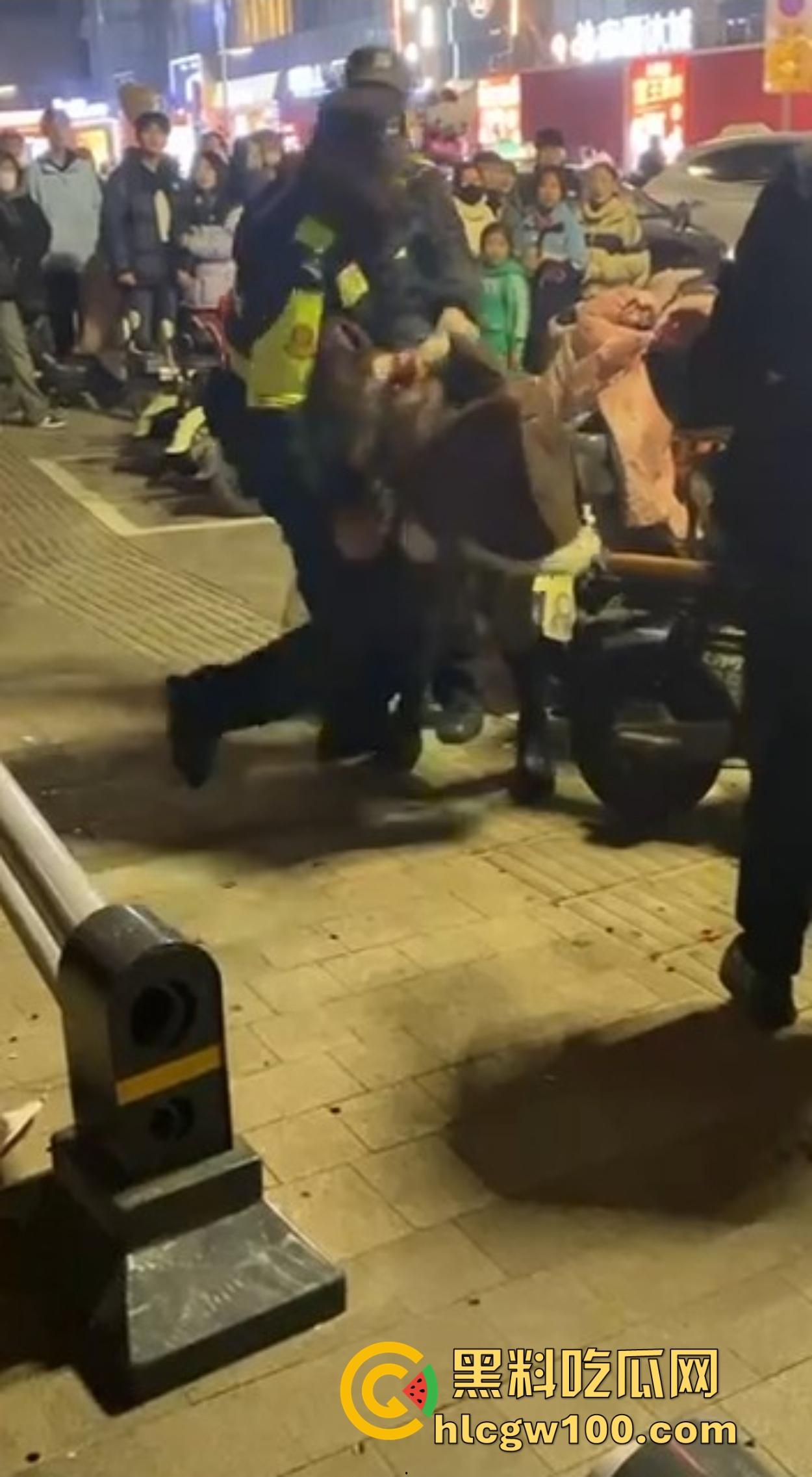 渭南吾悦广场上演新年第一刀 女子发现老公跨年聊骚 当街怒拿水果刀三刀见血 警察赶到直接按翻在地！  第6张