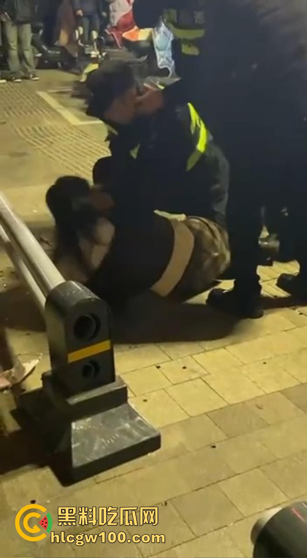 渭南吾悦广场上演新年第一刀 女子发现老公跨年聊骚 当街怒拿水果刀三刀见血 警察赶到直接按翻在地！  第7张