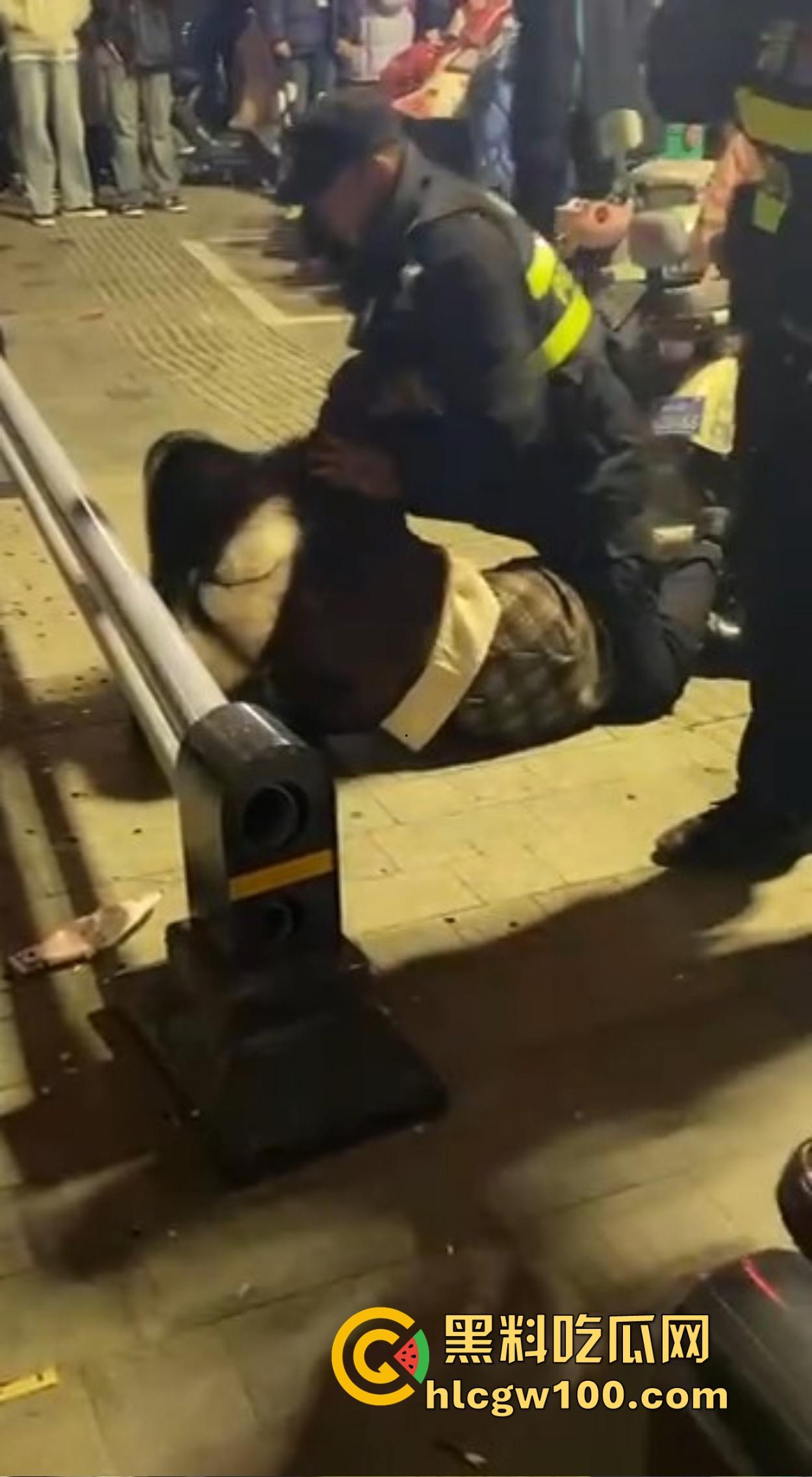 渭南吾悦广场上演新年第一刀 女子发现老公跨年聊骚 当街怒拿水果刀三刀见血 警察赶到直接按翻在地！  第8张
