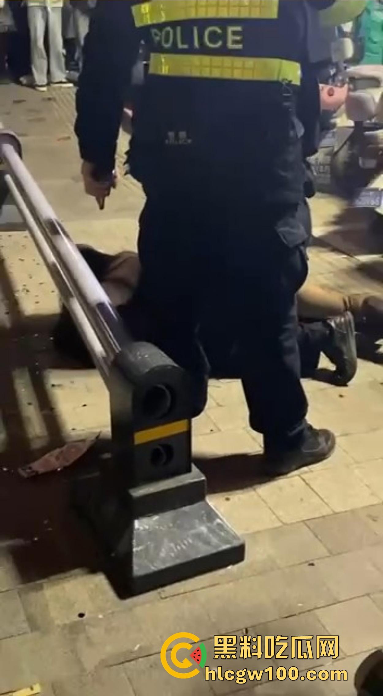 渭南吾悦广场上演新年第一刀 女子发现老公跨年聊骚 当街怒拿水果刀三刀见血 警察赶到直接按翻在地！  第9张