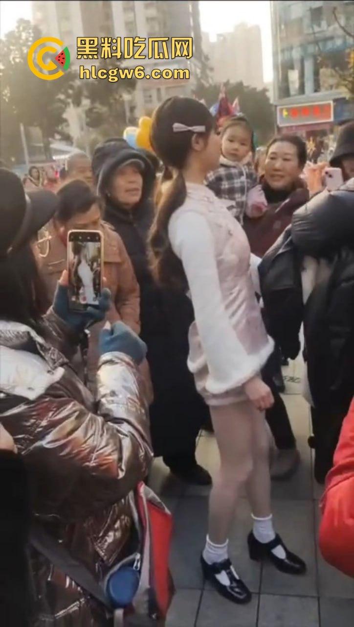 成都街头惊现高仿真女机器人 质感逼真颜值满分 大妈大爷当场看懵 五姑娘快退休了 野鸡逼价要崩盘了！  第4张