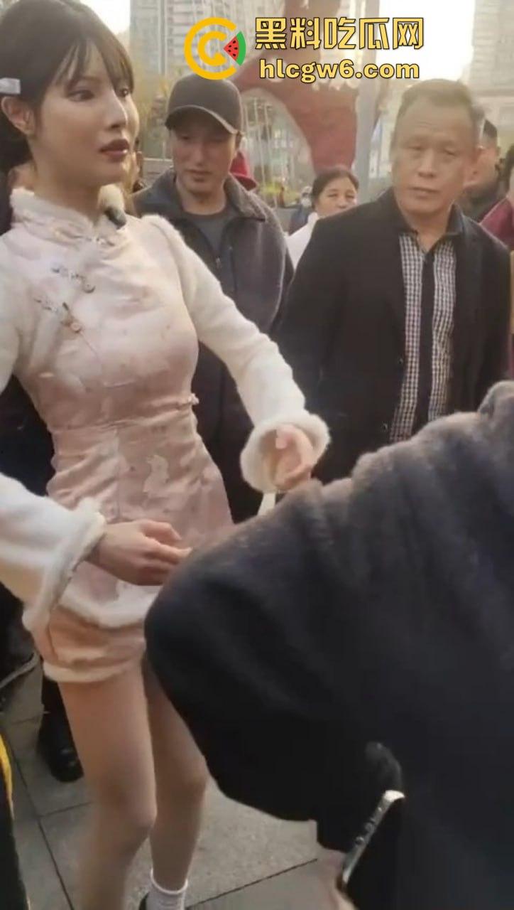 成都街头惊现高仿真女机器人 质感逼真颜值满分 大妈大爷当场看懵 五姑娘快退休了 野鸡逼价要崩盘了！  第5张