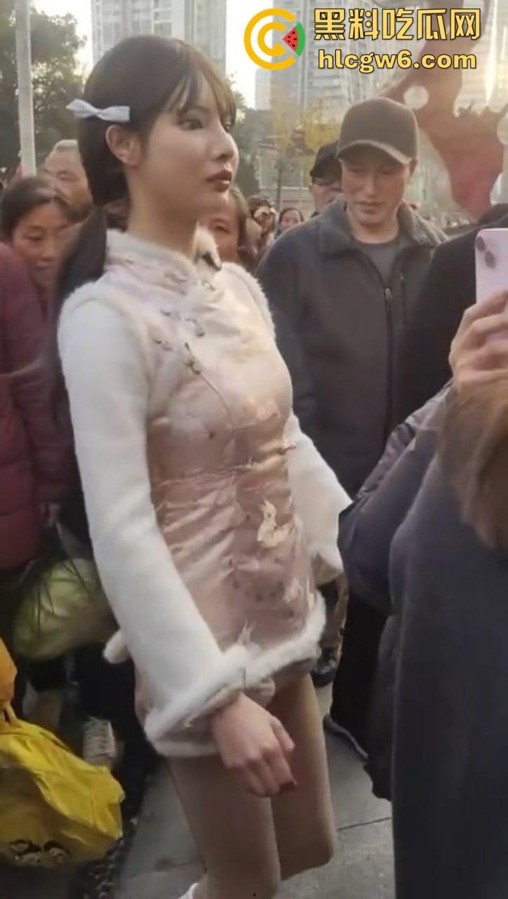 成都街头惊现高仿真女机器人 质感逼真颜值满分 大妈大爷当场看懵 五姑娘快退休了 野鸡逼价要崩盘了！  第6张
