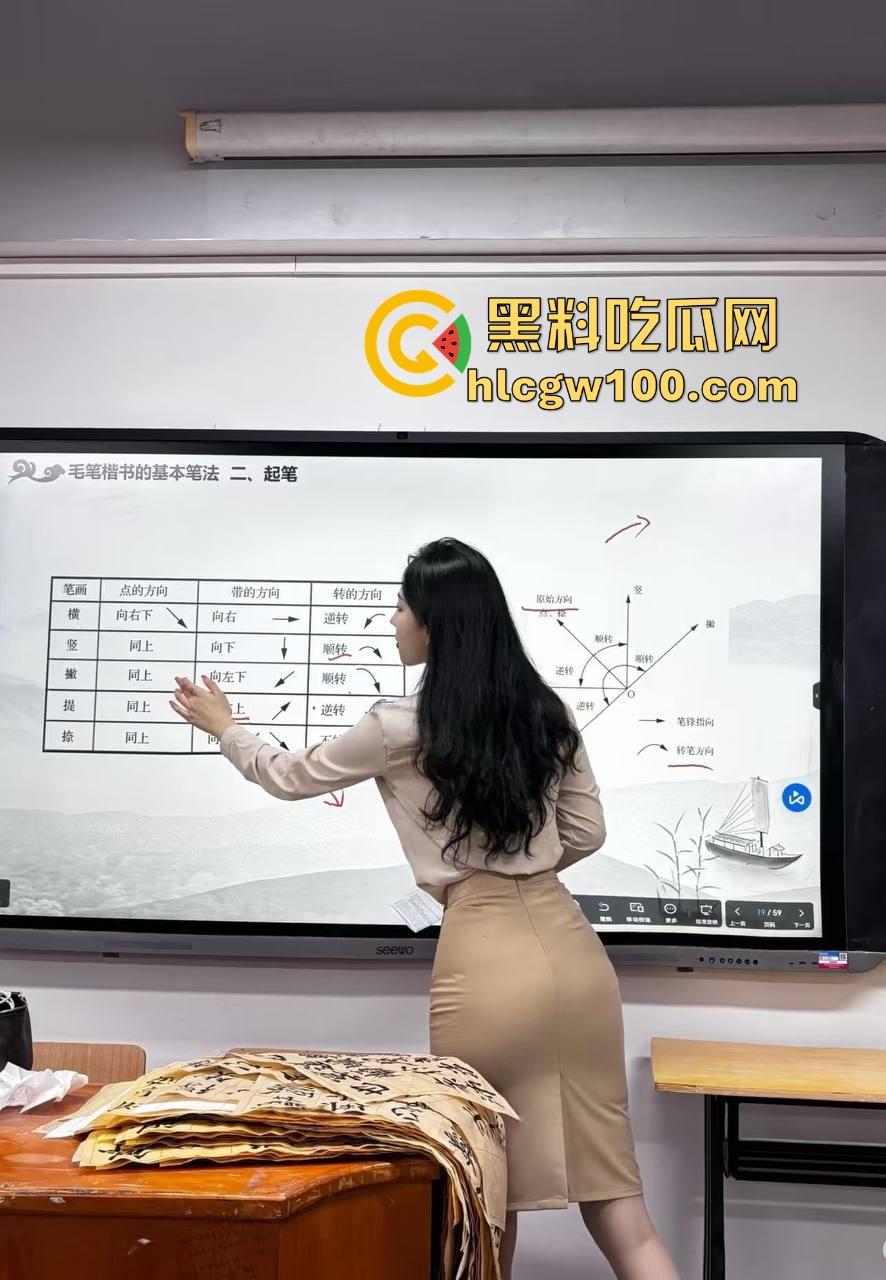 抖音骚鸡书法漏奶直播，真空上阵练毛笔，酥胸似露不露，这就是传说中的雅俗共赏新赛道？陶冶情操还是露奶吸睛？  第1张