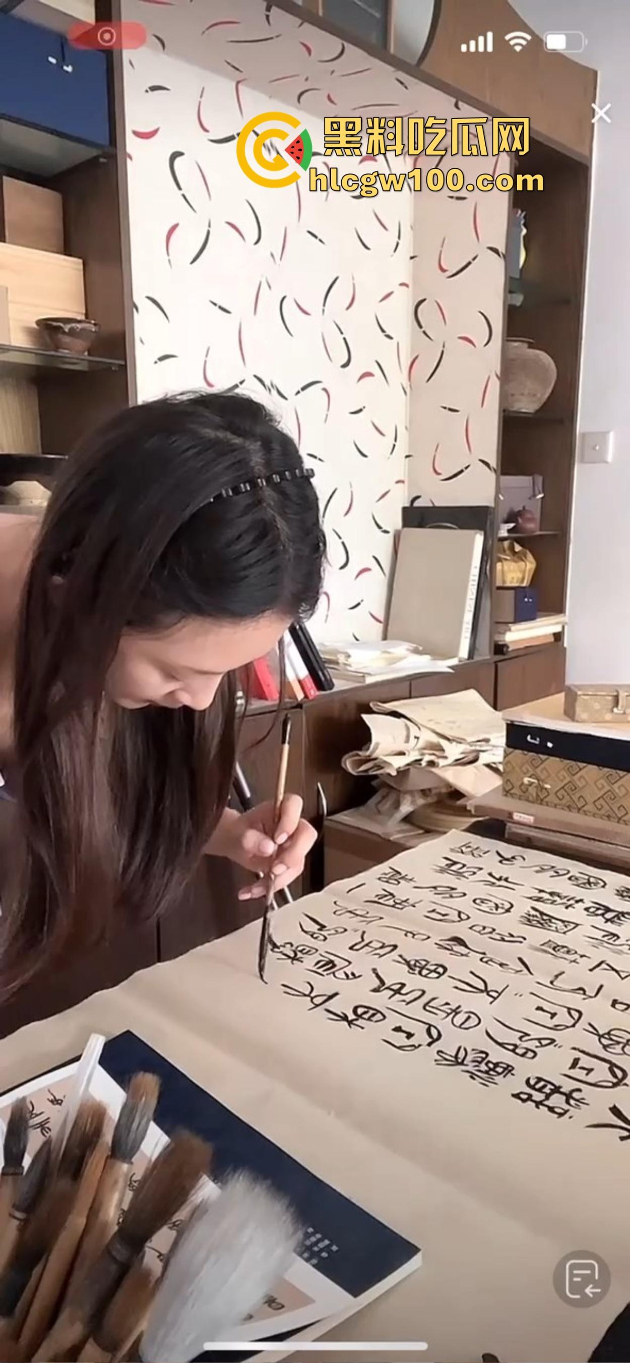 抖音骚鸡书法漏奶直播，真空上阵练毛笔，酥胸似露不露，这就是传说中的雅俗共赏新赛道？陶冶情操还是露奶吸睛？  第3张