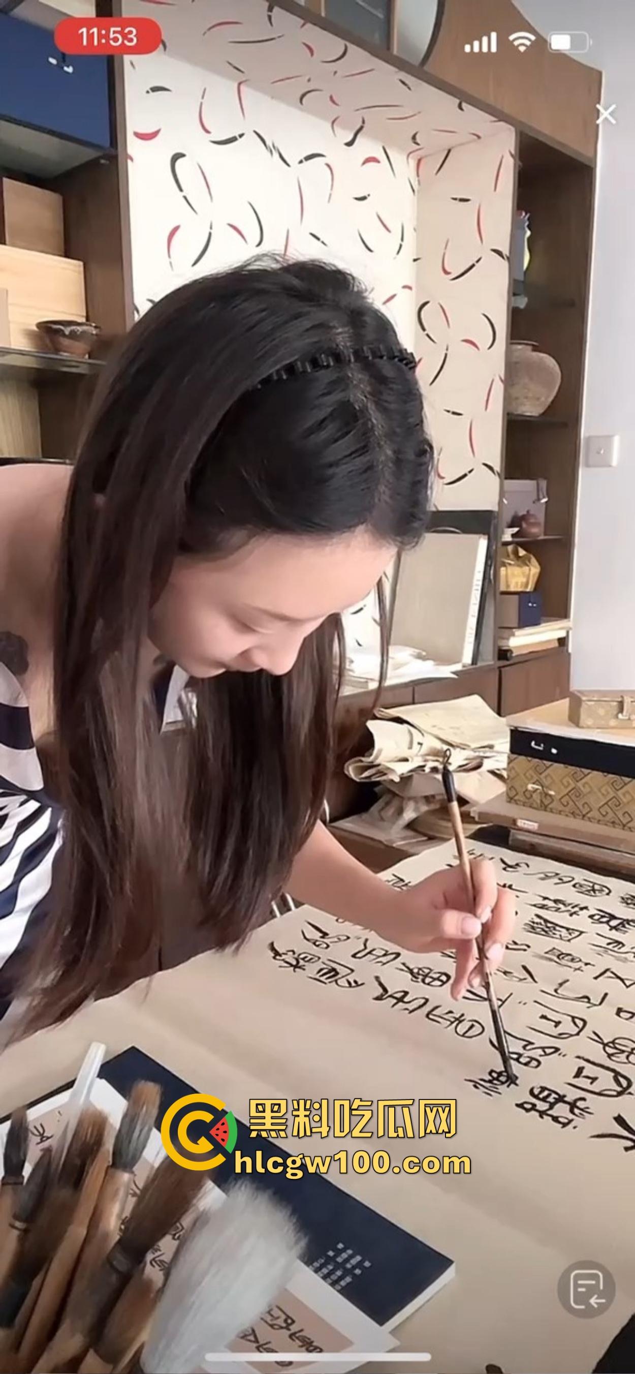 抖音骚鸡书法漏奶直播，真空上阵练毛笔，酥胸似露不露，这就是传说中的雅俗共赏新赛道？陶冶情操还是露奶吸睛？  第11张