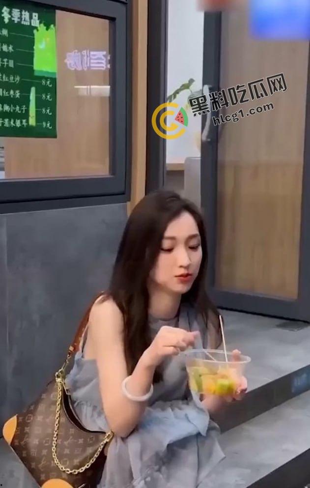 京爷豪掷30万买小米SU7 只为操极品长腿辣妹人妻女销售 无套内射视频曝光！  第1张