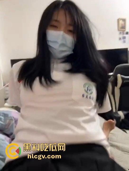 21岁网红【周某娜】公共场合拍不雅视频被抓！穿大衣遮挡，内里暴露大胆摆淫秽动作  第3张