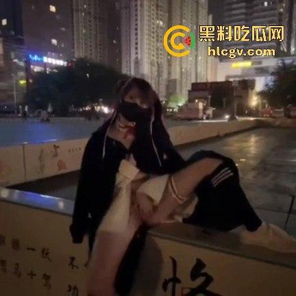 21岁网红【周某娜】公共场合拍不雅视频被抓！穿大衣遮挡，内里暴露大胆摆淫秽动作  第5张