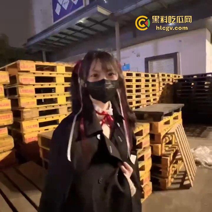 21岁网红【周某娜】公共场合拍不雅视频被抓！穿大衣遮挡，内里暴露大胆摆淫秽动作  第6张