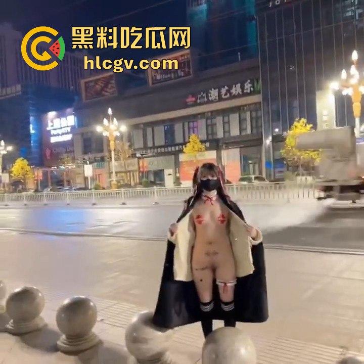 21岁网红【周某娜】公共场合拍不雅视频被抓！穿大衣遮挡，内里暴露大胆摆淫秽动作  第8张