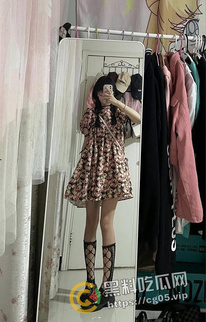 西安大学校花反差婊 颜值逆天却是臭母狗 在夜店厕所被人强奸后爱上被羞辱 出租屋约炮陌生网友 视频被流出  第8张