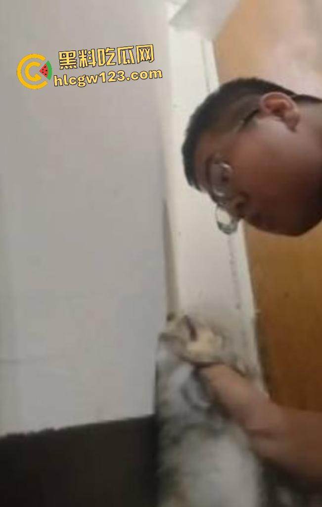 台湾现役军人25岁退役宪兵【林男】自拍虐猫直接卡猫脖子窒息，猫抓到越狠他越用力！  第5张