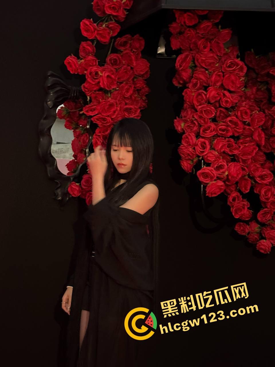 有钱大哥一亮牛子，两大母狗争抢上口，昔日小仙女如今舔得比狗都猛，你悟了吗纯爱战士！  第2张