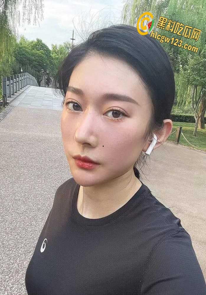 陕西极品人妻【张伊儿】！为冲业绩不择手段，陪睡客户尽展蜜桃臀！  第2张