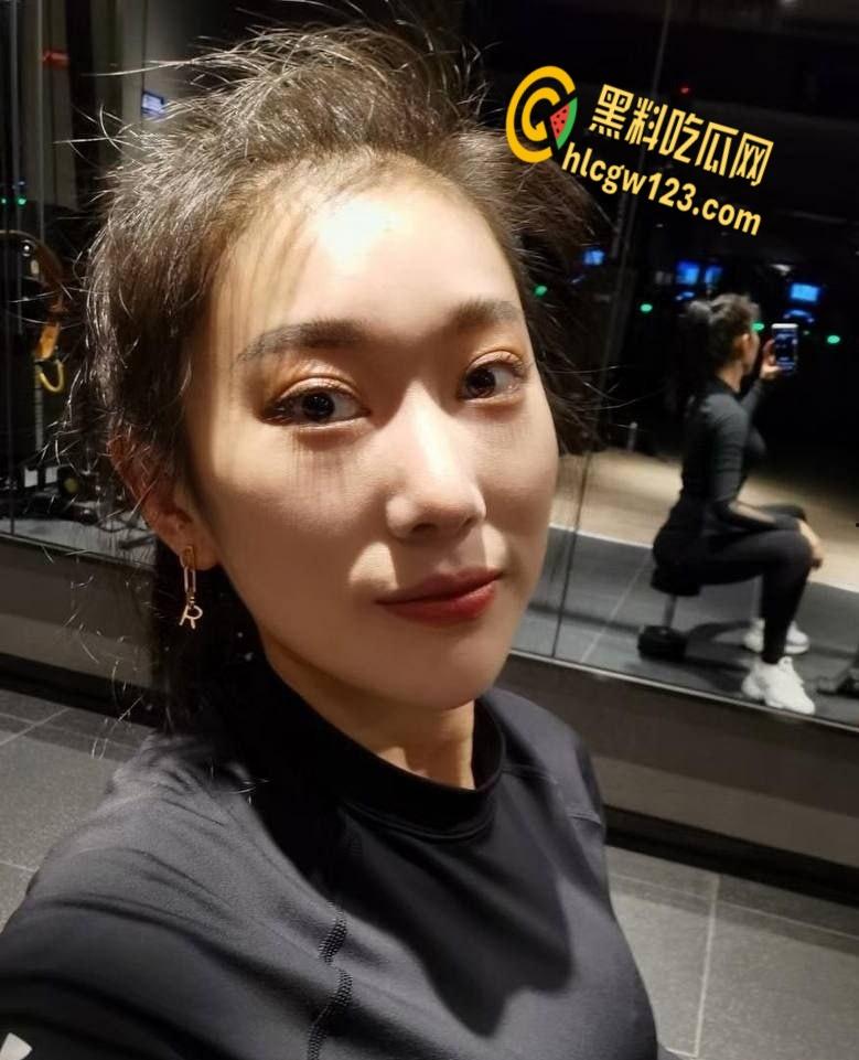 陕西极品人妻【张伊儿】！为冲业绩不择手段，陪睡客户尽展蜜桃臀！  第3张