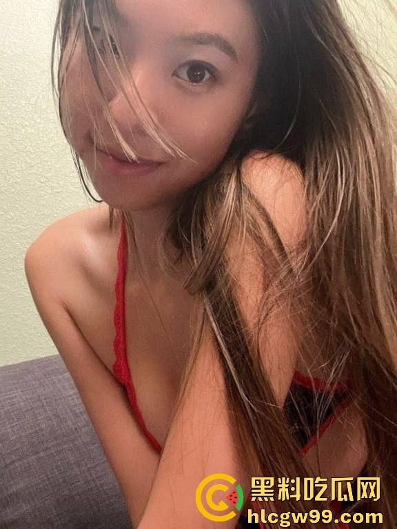 台湾媚黑淫荡母狗【刘紫伊】调教视频曝光，舔马桶 舔脚 颜射 口交听话无比，纯纯鸡巴套子！  第2张