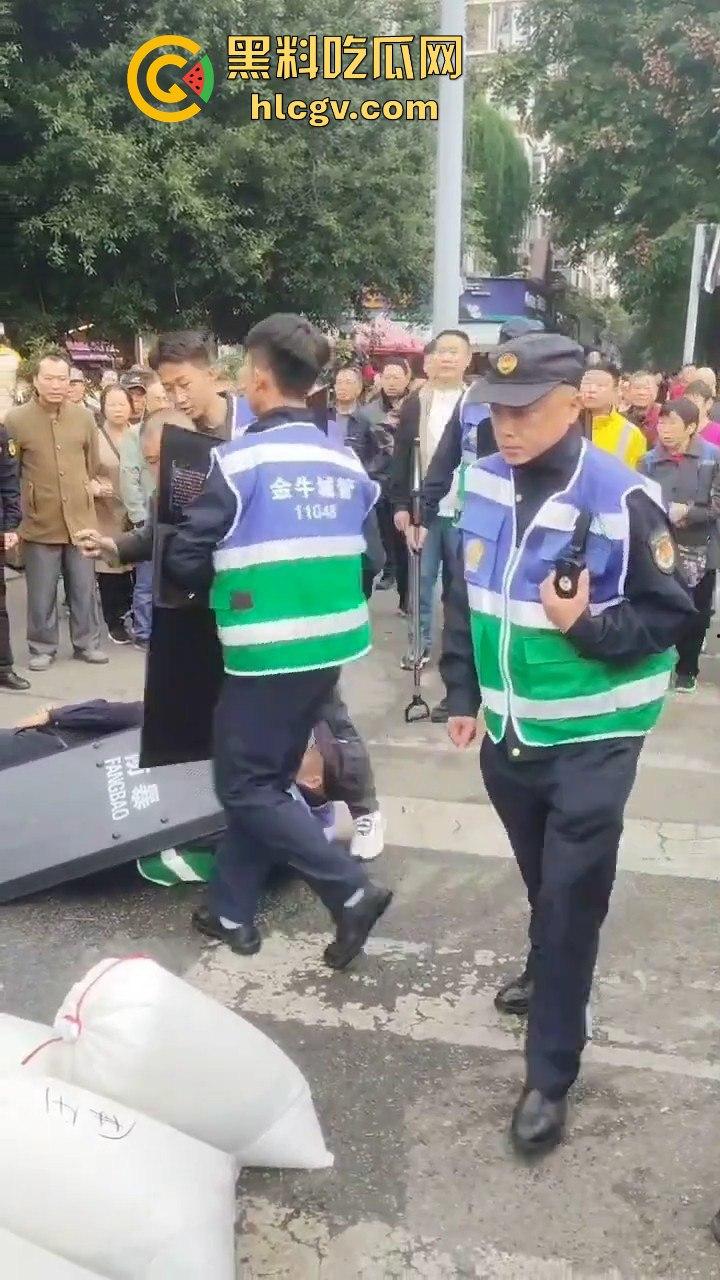 卖鱼商贩与城管爆发冲突！剪刀挥舞，两名城管被推倒，金牛区城管局称现场混乱不堪！  第8张