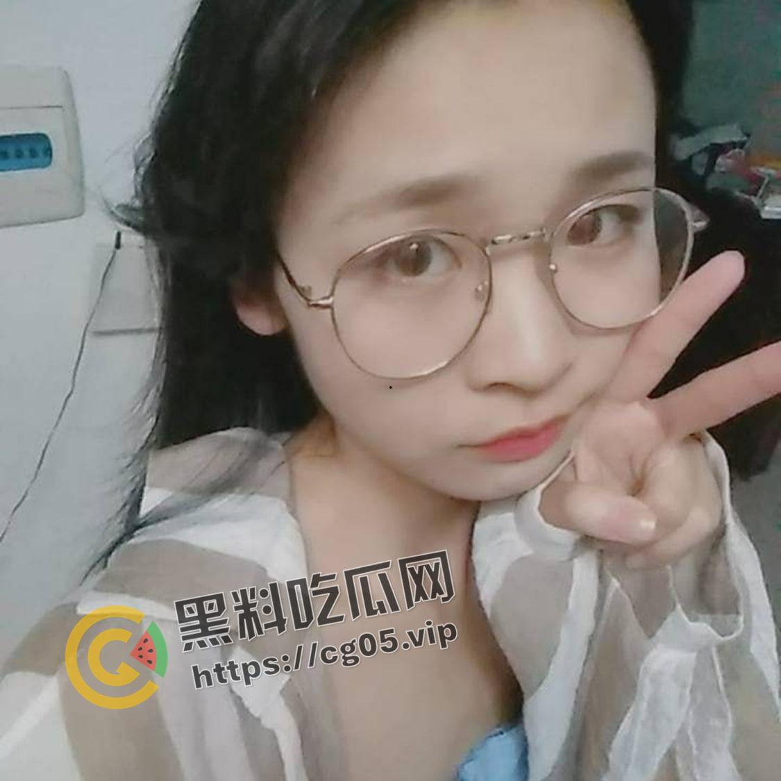 苏州邻家小妹妹 神似狗头萝莉 皮肤白嫩戴眼镜和跪下求精吃的样子反差感拉满  第2张