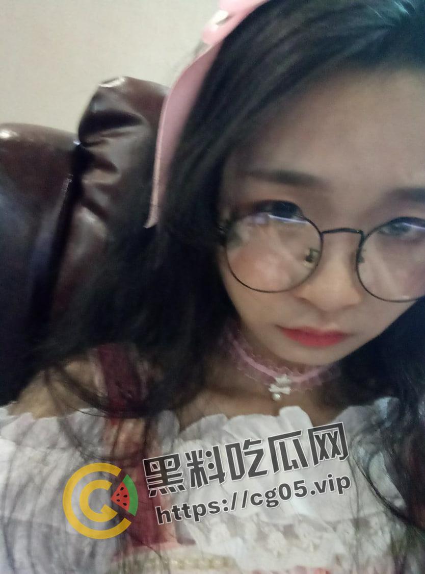 苏州邻家小妹妹 神似狗头萝莉 皮肤白嫩戴眼镜和跪下求精吃的样子反差感拉满  第3张