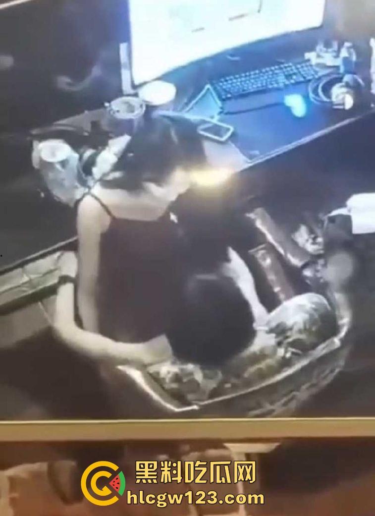 逆天小情侣在网吧做爱还挑衅网管，坐在电竞椅卖弄骚姿 内容炸裂！  第3张