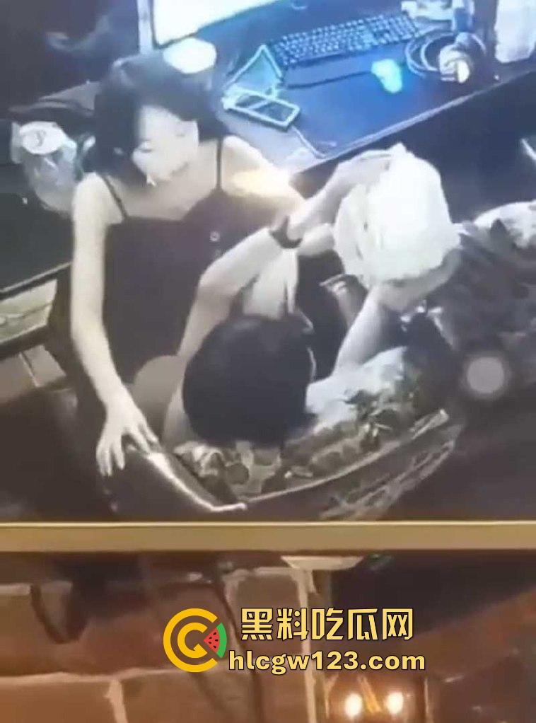 逆天小情侣在网吧做爱还挑衅网管，坐在电竞椅卖弄骚姿 内容炸裂！  第5张