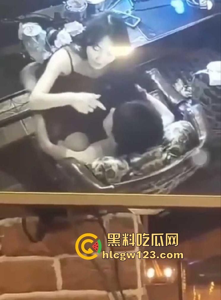 逆天小情侣在网吧做爱还挑衅网管，坐在电竞椅卖弄骚姿 内容炸裂！  第7张