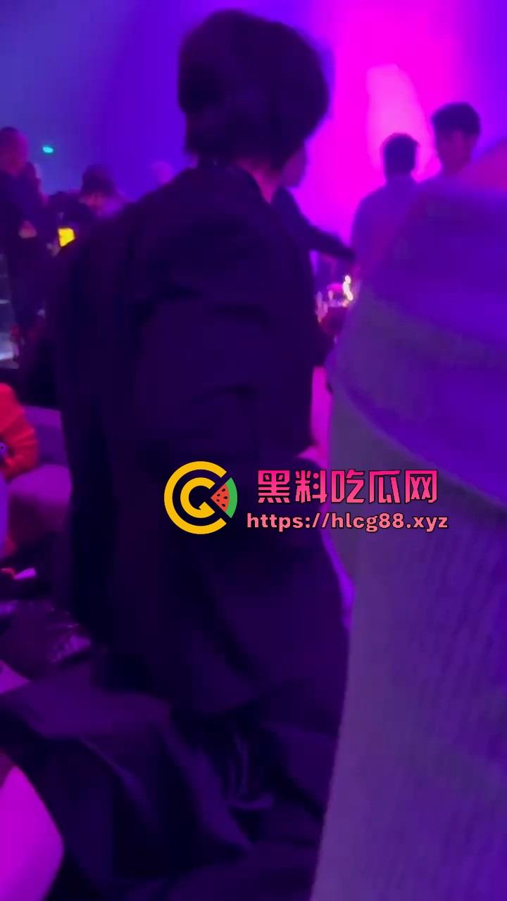 男模腹肌操翻集美骚心，现场舔奶头急扒裤叼屌，大姐浪得抓鸟急不可耐，女拳别装纯你们也就这操性！  第1张