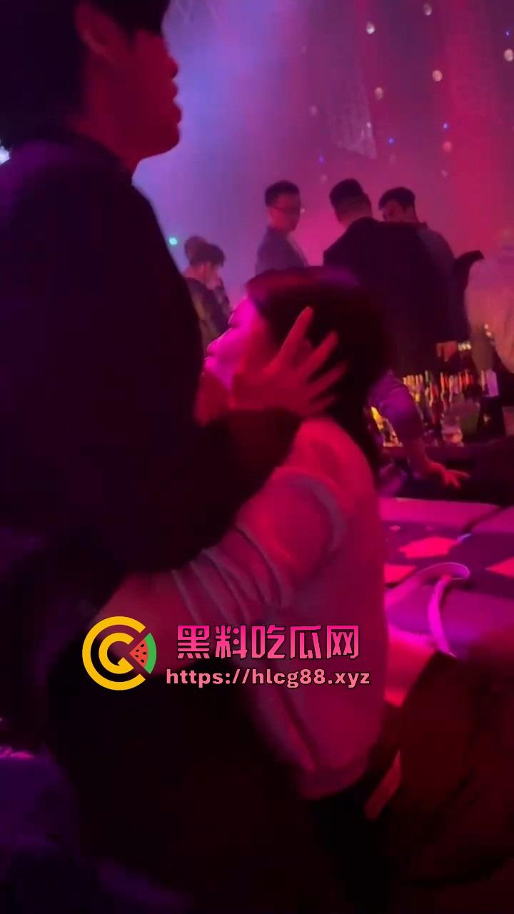 男模腹肌操翻集美骚心，现场舔奶头急扒裤叼屌，大姐浪得抓鸟急不可耐，女拳别装纯你们也就这操性！  第4张