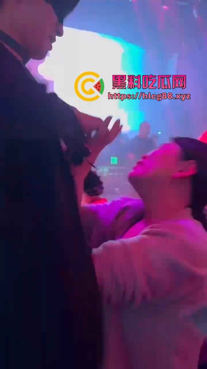 男模腹肌操翻集美骚心，现场舔奶头急扒裤叼屌，大姐浪得抓鸟急不可耐，女拳别装纯你们也就这操性！  第5张