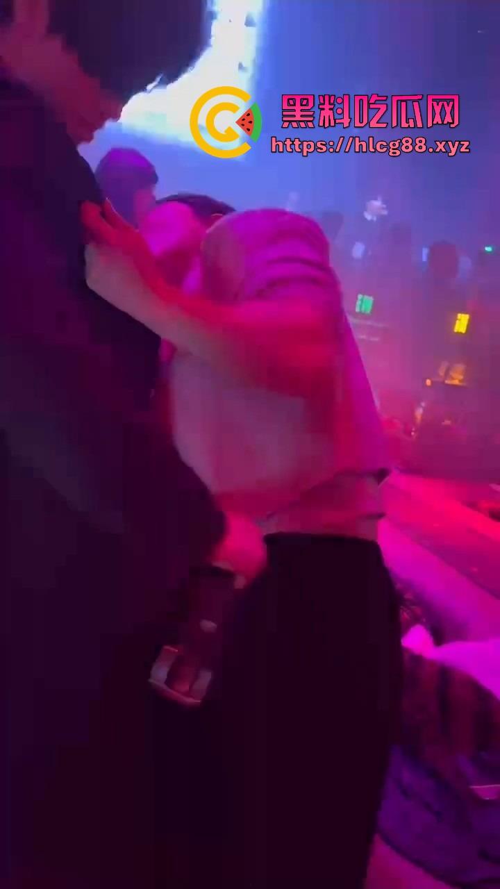 男模腹肌操翻集美骚心，现场舔奶头急扒裤叼屌，大姐浪得抓鸟急不可耐，女拳别装纯你们也就这操性！  第7张