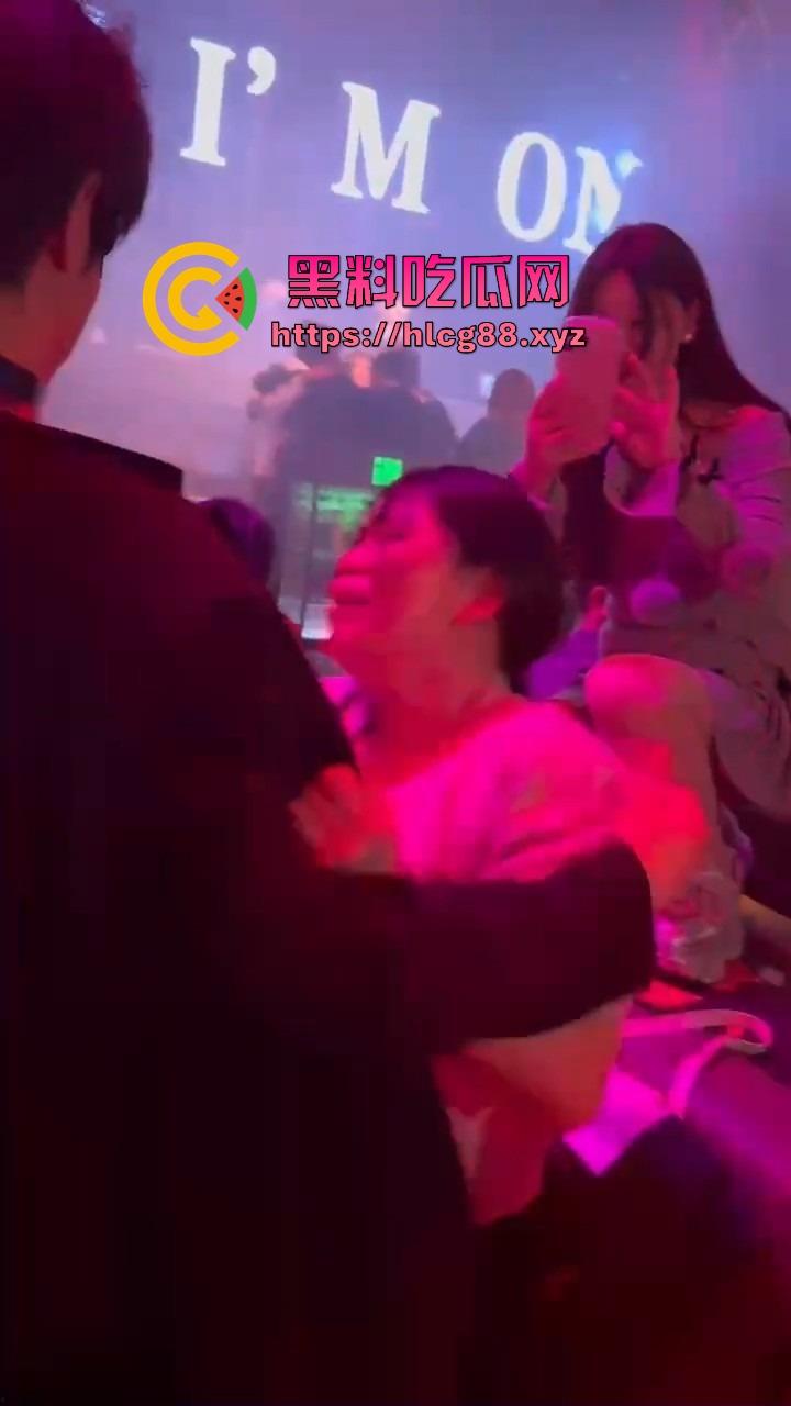 男模腹肌操翻集美骚心，现场舔奶头急扒裤叼屌，大姐浪得抓鸟急不可耐，女拳别装纯你们也就这操性！  第10张