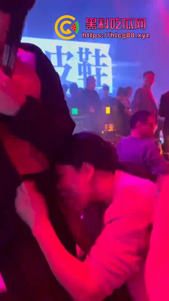 男模腹肌操翻集美骚心，现场舔奶头急扒裤叼屌，大姐浪得抓鸟急不可耐，女拳别装纯你们也就这操性！  第11张