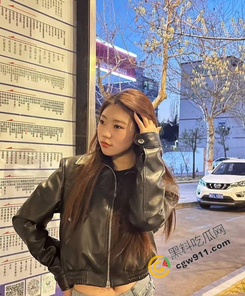 西安外国语大学校花【何岚婷】万元包养记：黑丝开裆被狂暴后入，跪地深喉，淫水四溢，金主疯狂调教，淫荡至极！  第1张