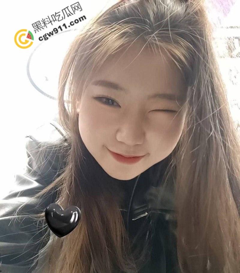 西安外国语大学校花【何岚婷】万元包养记：黑丝开裆被狂暴后入，跪地深喉，淫水四溢，金主疯狂调教，淫荡至极！  第2张