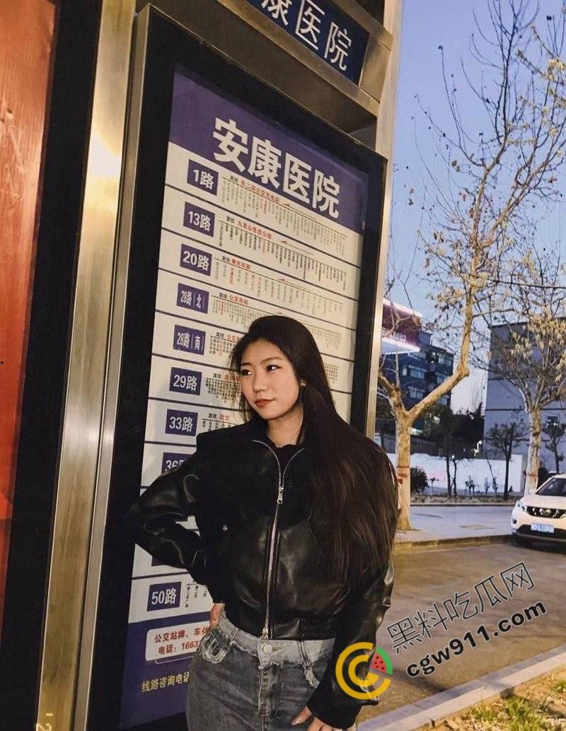 西安外国语大学校花【何岚婷】万元包养记：黑丝开裆被狂暴后入，跪地深喉，淫水四溢，金主疯狂调教，淫荡至极！  第4张