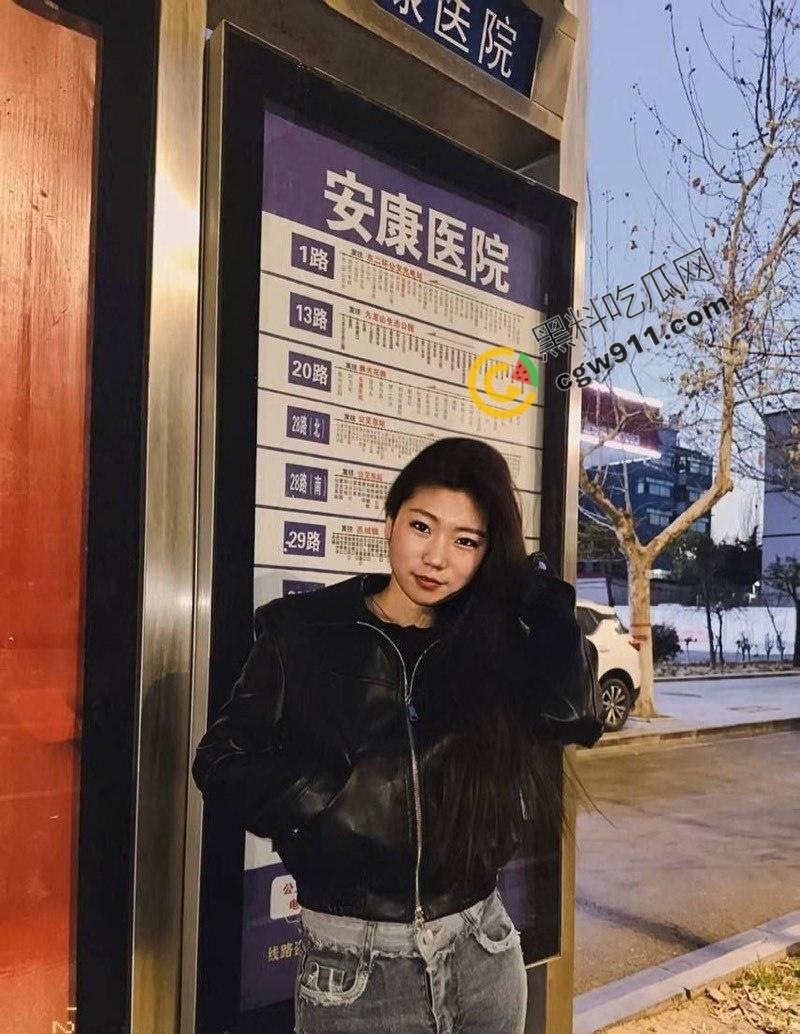 西安外国语大学校花【何岚婷】万元包养记：黑丝开裆被狂暴后入，跪地深喉，淫水四溢，金主疯狂调教，淫荡至极！  第6张