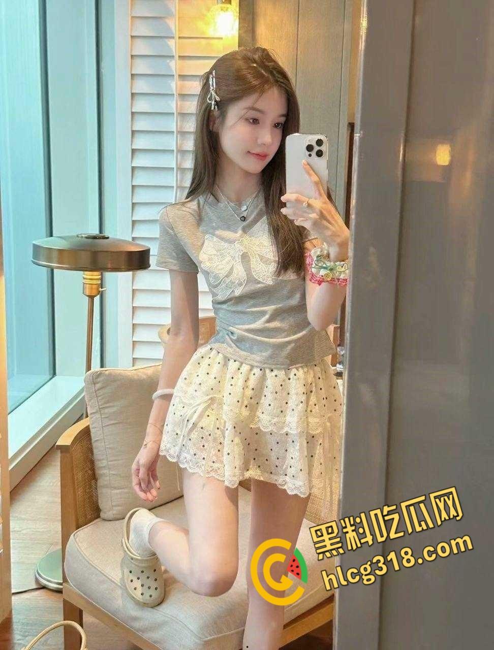 浙江大学清纯学妹【陈长蓉】，追了几天没想到还兼职外围，鲜花约会软磨硬泡白嫖，粉嫩小穴无套内射！  第3张