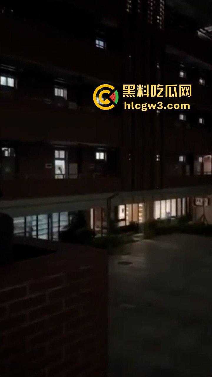 福建平潭职业技术学院 情侣隔着单向玻璃做爱被围观拍照却毫不知情 这下学校表白墙不炸了吗  第4张