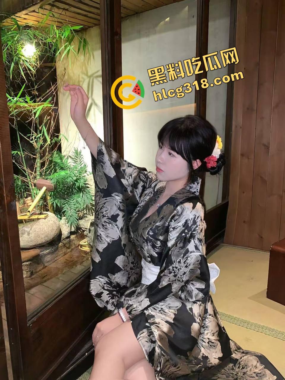 少妇大战硬不起来的弹力牛子，全程像在玩充气面条，玩了一整晚愣是没插进去，橡胶果实附体也太离谱了！  第2张