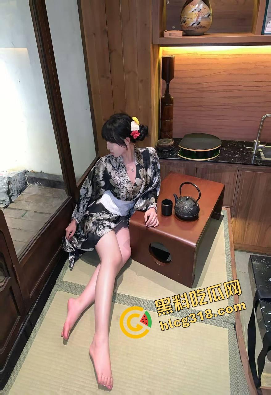 少妇大战硬不起来的弹力牛子，全程像在玩充气面条，玩了一整晚愣是没插进去，橡胶果实附体也太离谱了！  第4张