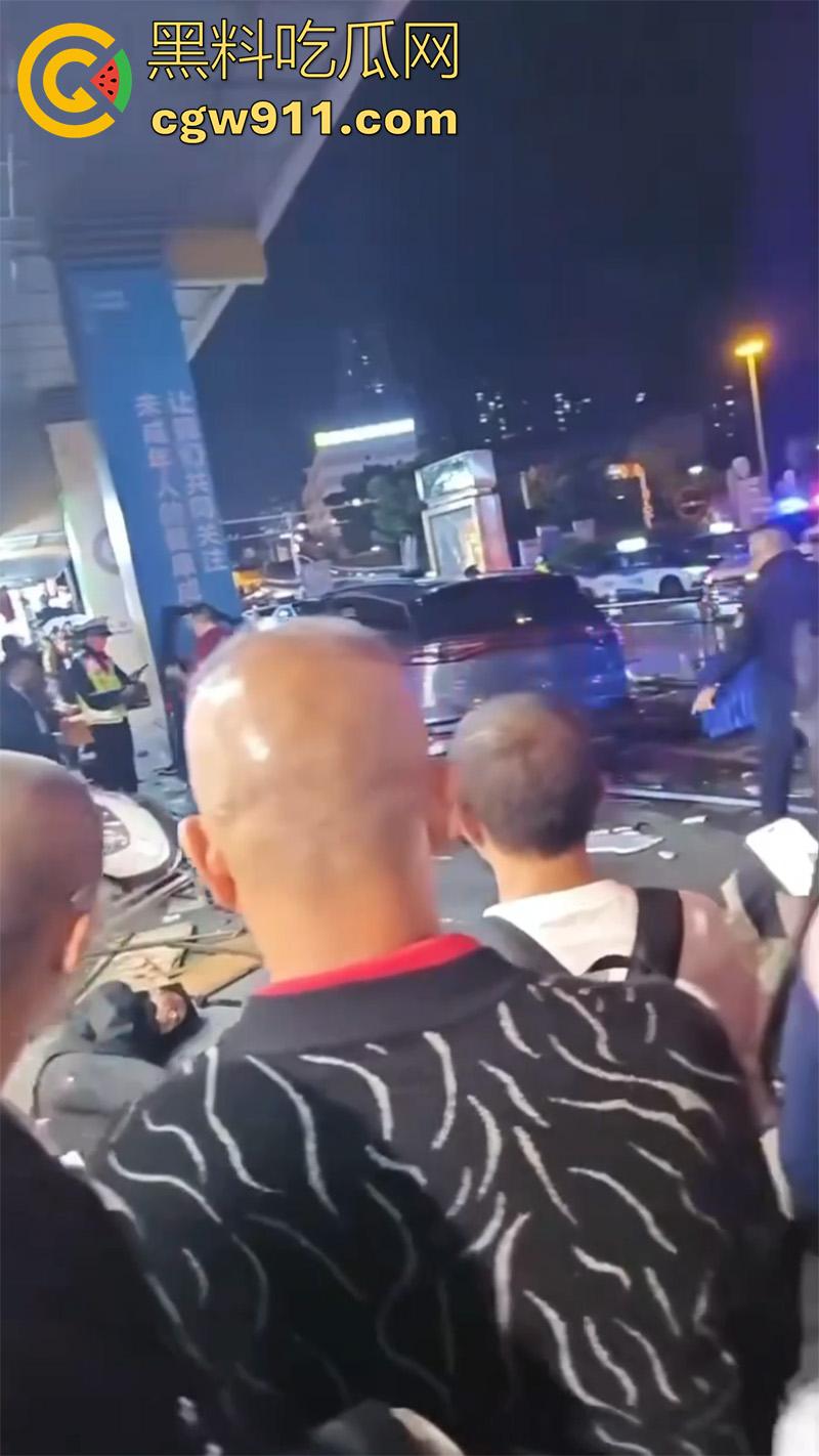 四川泸州龙马潭区，发生严重交通事故，小型汽车通过路口后加速撞向人行道，撞倒5名行人，导致2人当场死亡。  第4张