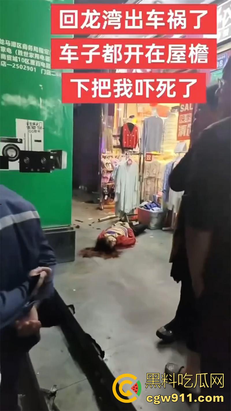 四川泸州龙马潭区，发生严重交通事故，小型汽车通过路口后加速撞向人行道，撞倒5名行人，导致2人当场死亡。  第5张