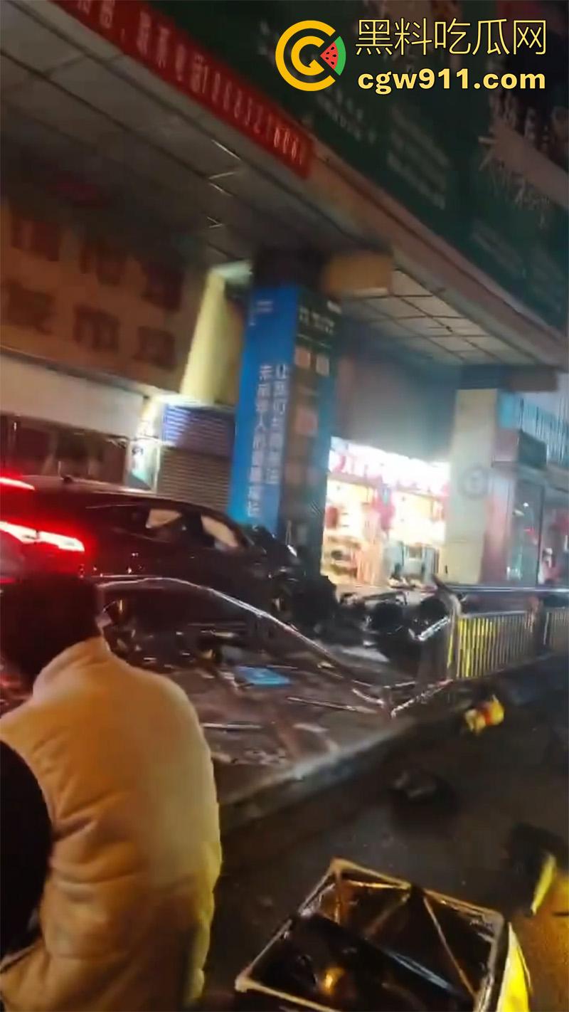 四川泸州龙马潭区，发生严重交通事故，小型汽车通过路口后加速撞向人行道，撞倒5名行人，导致2人当场死亡。  第6张