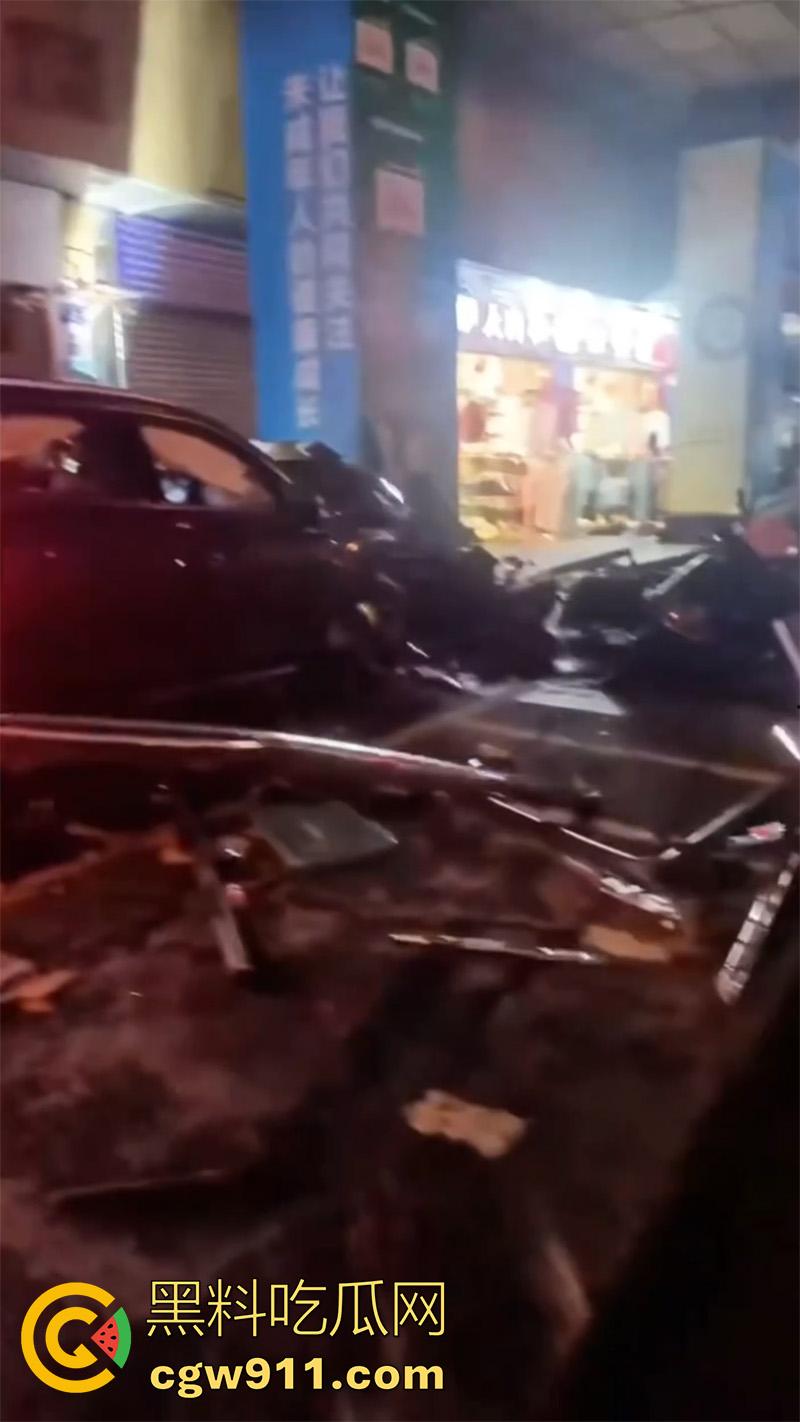 四川泸州龙马潭区，发生严重交通事故，小型汽车通过路口后加速撞向人行道，撞倒5名行人，导致2人当场死亡。  第8张