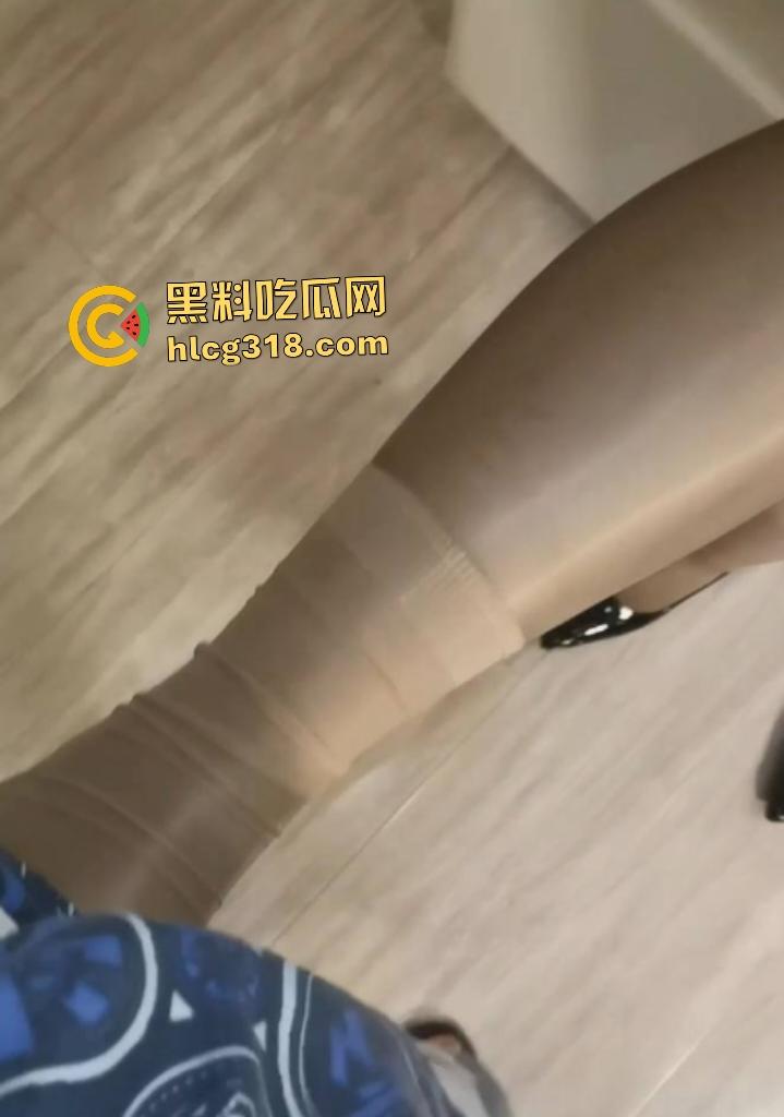 熟女人妻肉丝袜足技和口交，高跟放臀上后入无套狂草，内射高潮也不惧怕怀孕！  第1张