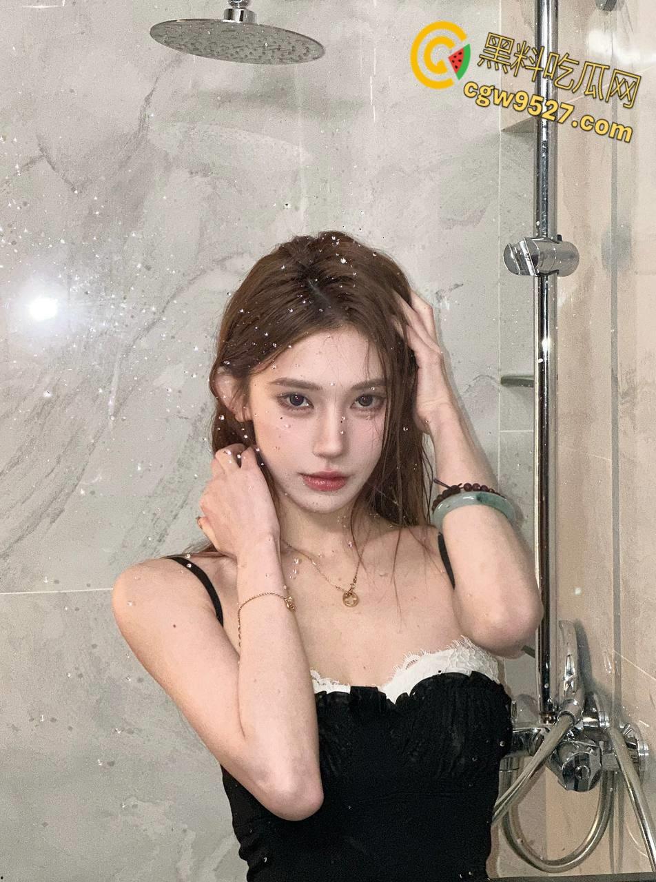 商场逛小吃街，妹妹野外尿尿露出雪白翘臀，勾引哥哥一起去小树林，狂舔骚逼后入爆操，激情内射 !  第3张