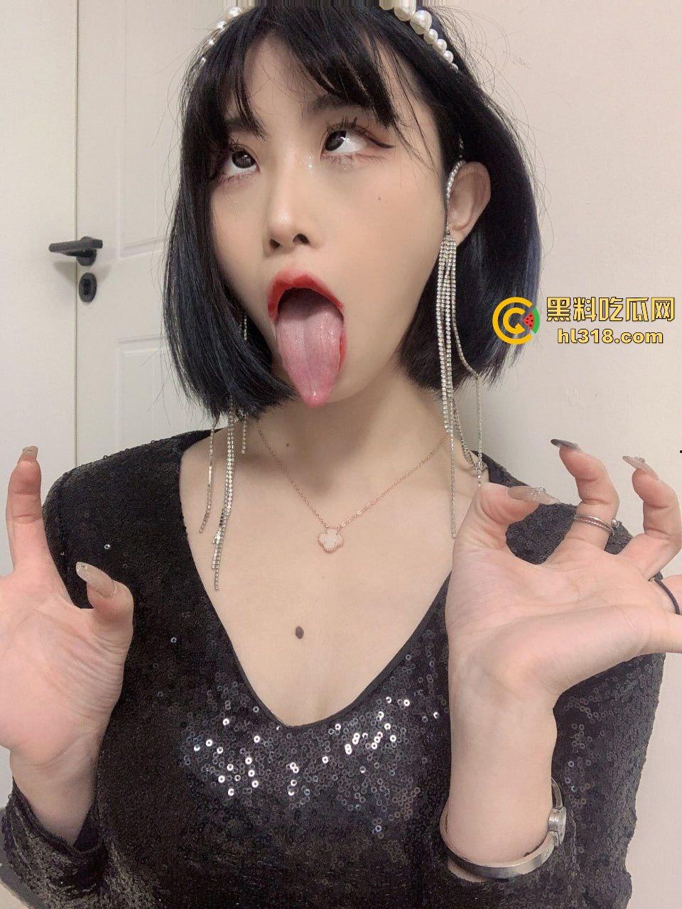 极致的母狗调教，塑料薄膜套头，地板放置炮机抽插，震动棒刺激阴蒂，爽到直发抖！  第1张